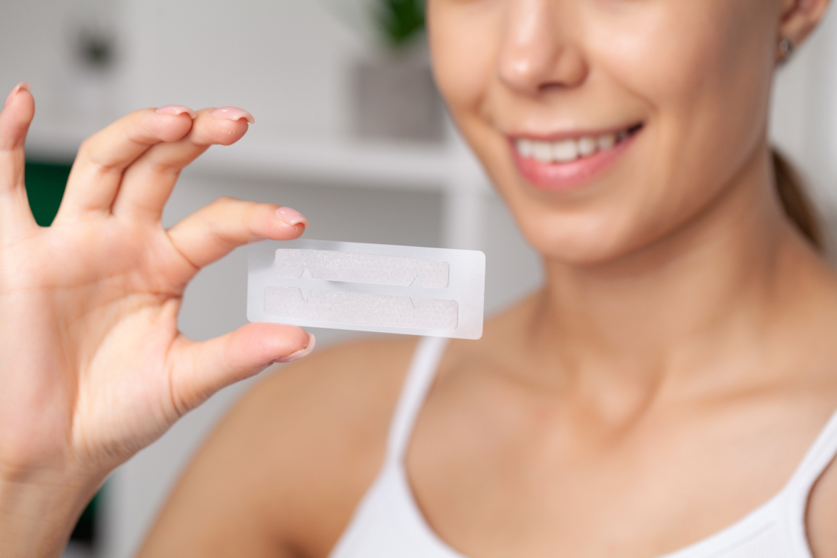 Complete Guide to Teeth Whitening Strips: Choosing Well in 2025